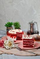 prima rojo terciopelo pastel y rebanada incluir crema, azúcar con tenedor, taza de café y maceta servido en tablero aislado en servilleta lado ver de café comida foto