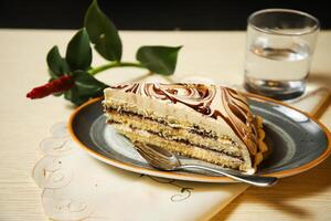 mármol pastel rebanada incluir chocolate, crema, azúcar con cuchillo servido en plato lado ver de café comida foto