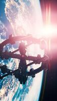 UFO Raumschiff schweben im das Himmel Elemente möbliert durch NASA, Vertikale video