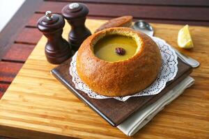 caliente calabaza sopa con cuchara servido en cuenco aislado en mesa lado ver de medio este comida foto