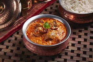 Cordero rogan Dios mío, Carne de cordero korma karahi con blanco arroz servido en plato aislado en mesa lado ver de medio este comida foto