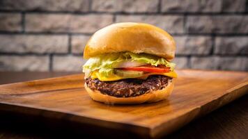 clásico carne de vaca hamburguesa incluir queso, tomate, cebolla y empanada aislado en de madera tablero lado ver en mesa rápido comida foto