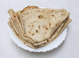 Tawa chapati Roti servido en plato aislado en mesa parte superior ver de indio y pakistaní picante comida foto