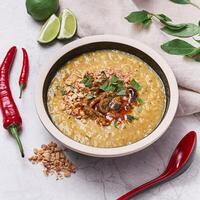 Anguila gachas de avena con limón y rojo pimienta servido en un plato aislado en gris antecedentes lado ver de Vietnam comida foto