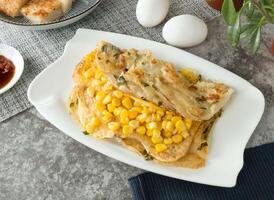 maíz y huevo cebollino tortita agarra envolver servido en plato aislado en servilleta parte superior ver en mesa Taiwán comida foto