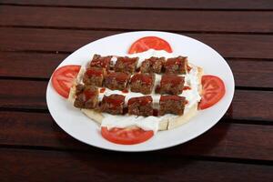 kofta mamá Labán mezze hummus servido en un plato aislado en mesa lado ver de medio este comida foto