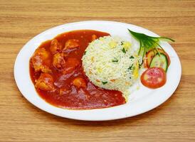 pollo shashlik o pollo manchuriano con ensalada frito arroz servido en un plato aislado en gris antecedentes lado ver de indio, pakistaní comida foto