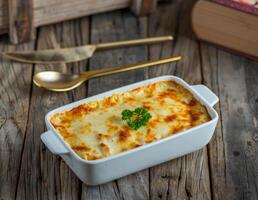 macarrones besamel pasta servido en un plato aislado en de madera antecedentes lado ver de pasta foto