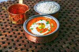 daal makhani mantequilla con blanco arroz servido en plato aislado en mesa lado ver de medio este comida foto