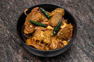 carne de vaca rezala korma karahi condimento bhuna con frito cebolla servido en plato aislado en antecedentes parte superior ver de Bangladesh y indio comida foto