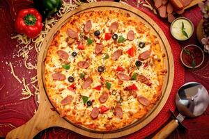 salchicha Pizza con tomate salsa y mayonesa aislado en de madera tablero parte superior ver de italiano comida en de madera antecedentes foto