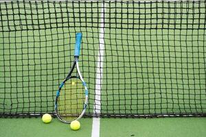 cancha de tenis con pelota y raqueta foto