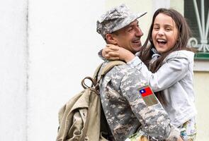 militar Taiwán con hija. nacional día festivo. foto