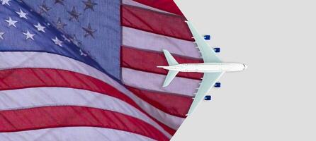 juguete avión con americano bandera en gris antecedentes. parte superior vista. foto