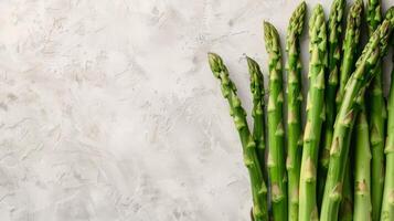 ai generado Fresco verde espárragos en blanco superficie foto