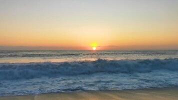 coucher de soleil doré coloré grande vague et plage puerto escondido mexique. video