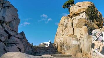 skön stenar klippor stenblock berg i puerto escondido Mexiko. video