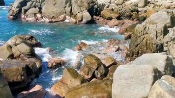 lindo pedras falésias Visão ondas às de praia costa panorama México. video