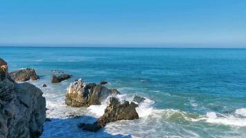 lindo pedras falésias Visão ondas às de praia costa panorama México. video