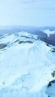 Grande plaque de neige laissée sur le champ de roche volcanique d'une montagne en été video