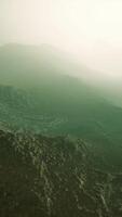 brouillard matinal dans la montagne de l'afghanistan video