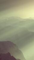 sagoma di montagna rocciosa nera nella nebbia profonda video
