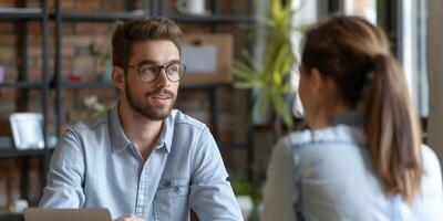 ai generado cabeza Disparo joven hombre involucrado en conversacion con colega en oficina. contento compañeros de trabajo chateando hablando discurso, disfrutando descanso hora a lugar de trabajo. sonriente trabajo buscador presentando él mismo foto