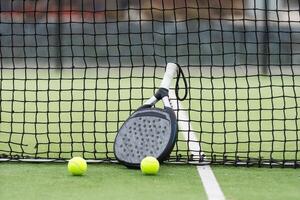 paleta tenis raqueta y pelotas en Corte foto