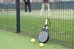 paleta tenis raqueta, pelota y red en el césped foto