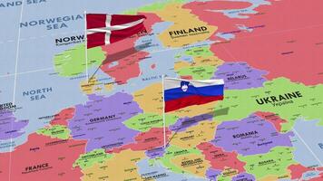 Dänemark und Slowenien Flagge winken mit das Welt Karte, nahtlos Schleife im Wind, 3d Rendern video