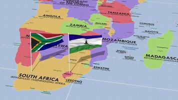 Lesoto e Sud Africa bandiera agitando con il mondo carta geografica, senza soluzione di continuità ciclo continuo nel vento, 3d interpretazione video