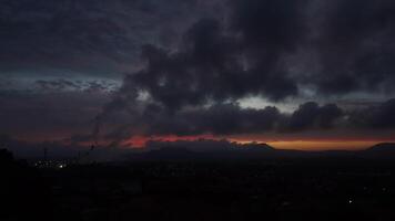 fábrica fumaça pôr do sol espaço de tempo 4k video