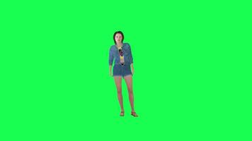 3d linda niña en pantalones sorprendido frente ángulo verde pantalla video