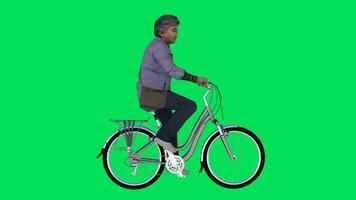 gammal kvinna ridning en cykel i de skog från en sida vinkel video
