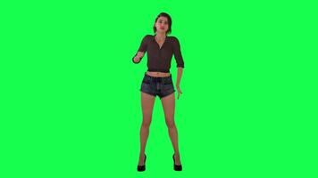 mooi vrouw in bruin jurk en haar, zwart shorts en hoog hakken trekken lev video