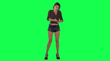 giovane irlandesi donna nel vestito e Marrone capelli, nero pantaloncini e alto tacchi giocando c video
