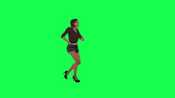 ung kvinna gående i hög hälar medan bin är stör henne från vänster vinkel o video