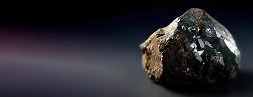 ai generado jacobsita es raro precioso natural Roca en negro antecedentes. ai generado. encabezamiento bandera Bosquejo con espacio. foto