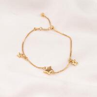 oro pulsera joyería con hermosa estrellas foto