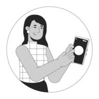 mujer demostración móvil teléfono negro y blanco 2d línea dibujos animados personaje. indio hembra utilizando teléfono inteligente aislado vector contorno persona. comunicación tecnología monocromo plano Mancha ilustración