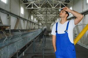 Retrato de técnico mecánico industrial en fábrica foto