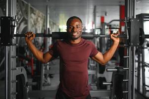 joven atlético africano americano hombre en el gimnasio foto