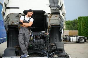 hombre en uniforme. camión reparar. coche mal funcionamiento foto