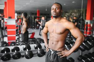 africano americano atleta trabajando fuera en el gimnasio foto