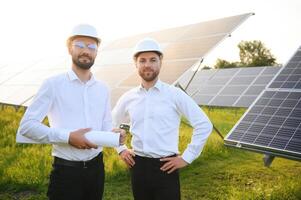 ingeniero y empresario cepillado nuevo ecología proyecto. alrededor solar panel. foto