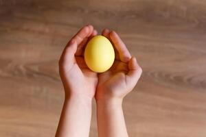 pintar huevos para Pascua de Resurrección, brillante Pascua de Resurrección día festivo, niños pintar huevos, de colores huevos en un cesta, de colores huevos en un pararse, fiesta antecedentes foto