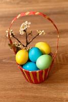 pintar huevos para Pascua de Resurrección, brillante Pascua de Resurrección día festivo, niños pintar huevos, de colores huevos en un cesta, de colores huevos en un pararse, fiesta antecedentes foto