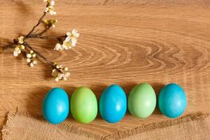 pintar huevos para Pascua de Resurrección, brillante Pascua de Resurrección día festivo, niños pintar huevos, de colores huevos en un cesta, de colores huevos en un pararse, fiesta antecedentes foto