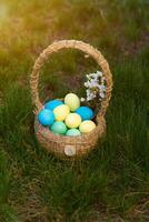 pintar huevos para Pascua de Resurrección, brillante Pascua de Resurrección día festivo, niños pintar huevos, de colores huevos en un cesta, de colores huevos en un pararse, fiesta antecedentes foto