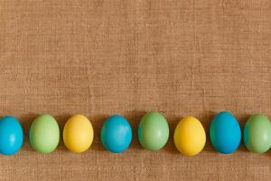 pintar huevos para Pascua de Resurrección, brillante Pascua de Resurrección día festivo, niños pintar huevos, de colores huevos en un cesta, de colores huevos en un pararse, fiesta antecedentes foto